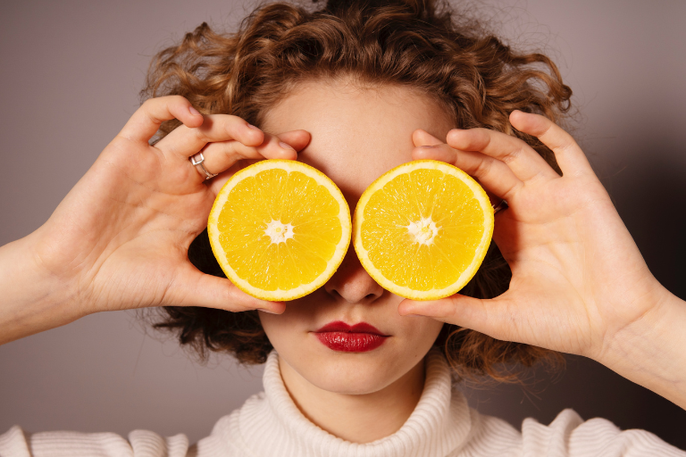 Cómo aumentar la acción de la vitamina C en la rutina facial.