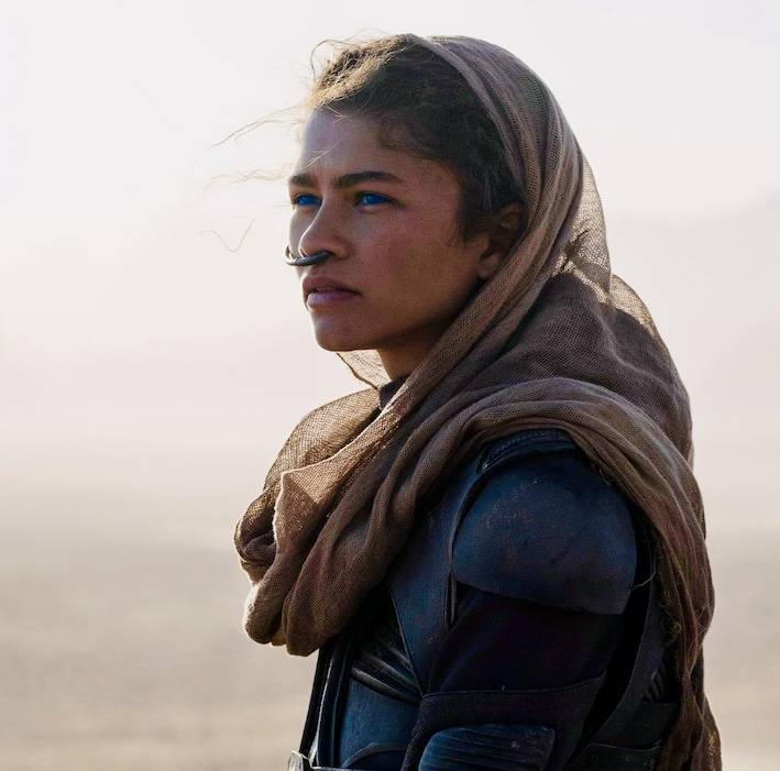 La actriz Zendaya luce en la película Dune: Parte 2 una imagen muy salvaje y de estilo apocalíptico.