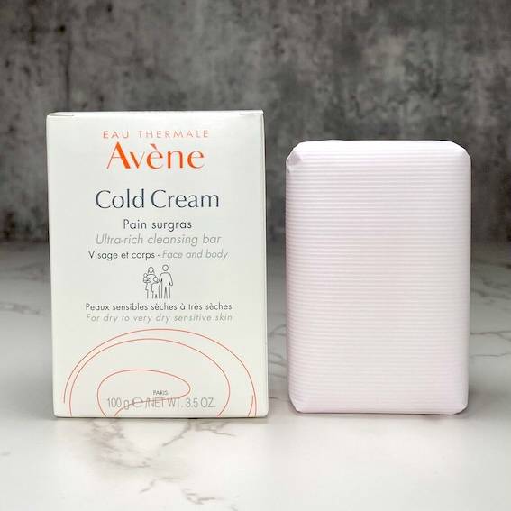 El jabón nutritivo de la marca Avéne es idóneo para limpiar la piel en verano gracias a su refrescante espuma.