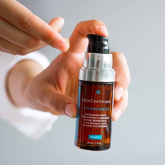 De noche, es importante utilizar un sérum para limpiar la piel en verano que contenga antioxidantes.