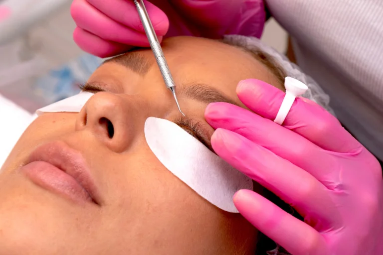 Es recomendable aplicar las extensiones de pestañas en salones de belleza donde trabajen expertos en esta técnica.