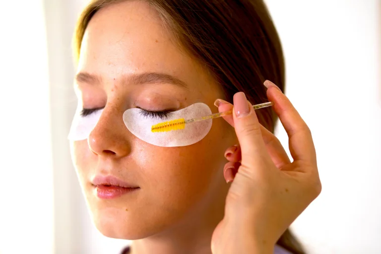 El cuidado de las propias pestañas tras utilizar extensiones de pestañas con productos como sérums especiales es aconsejable.