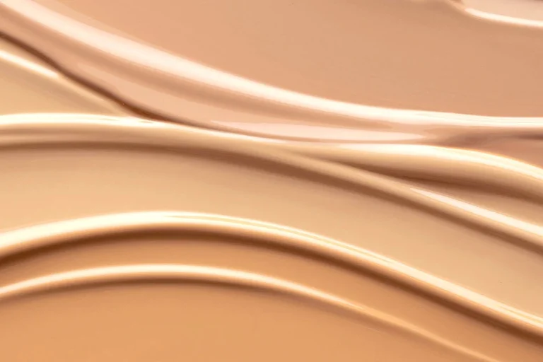 Las texturas de los mejores primers para crear un look de belleza natural en verano tienen tonos suaves.