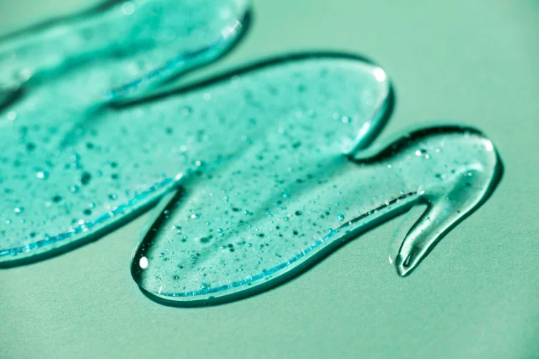 Un exfoliante capilar también puede tener una textura gel y proporcionar los mismos resultados óptimos.