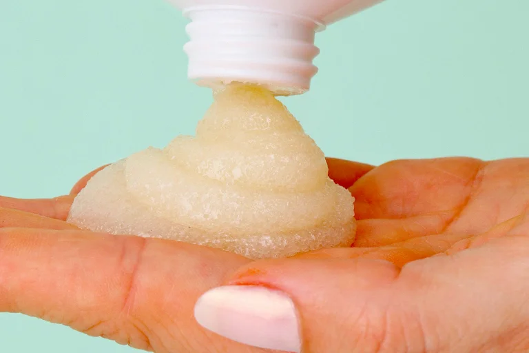 El exfoliante capilar suele ser como un champú y el modo de aplicarlo semanal o mensualmente es muy sencillo.