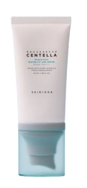 Madagascar Centella Hyalu-Cica Water-Fit Sun Serum SPF 50+ de SKIN1004_Vibeofbeauty