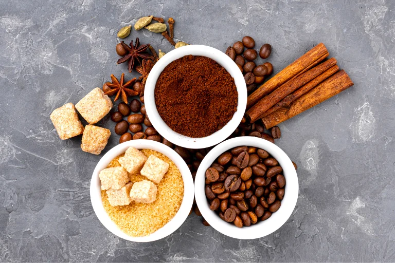 Ingredientes naturales como la canela, el azúcar o el café suelen utilizarse al crear un exfoliante facial.