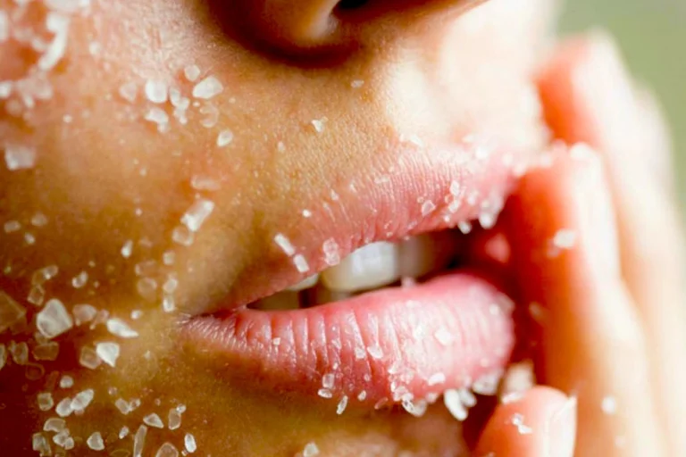 El azúcar o la sal marina son elementos que, a veces, forman parte de la composición de un exfoliante facial.