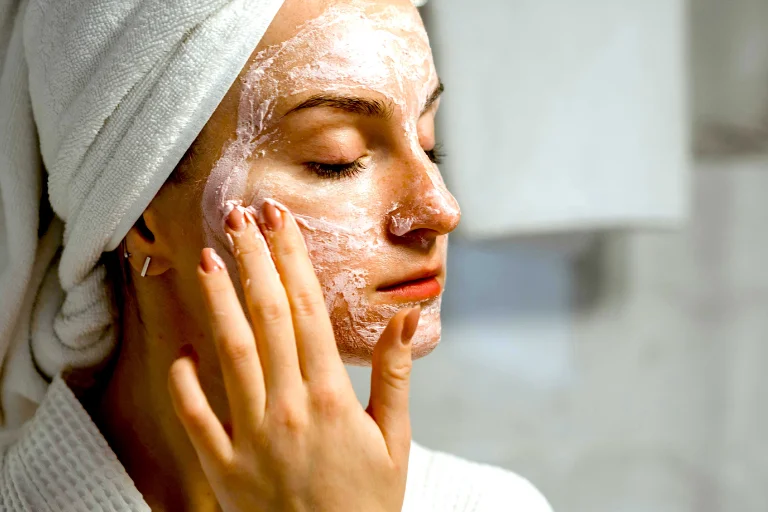 Al aplicar un exfoliante facial en la cara es impostante seguir todos los pasos y no frotar con mucha fuerza sobre la piel.
