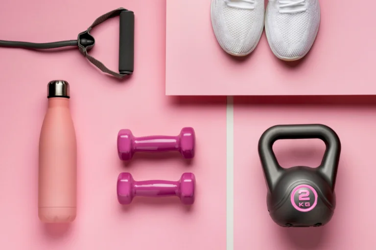 Para entrenar con fuerza suave se utilizan mancuernas y pesas con un peso que oscila entre 1 y 3 kg.