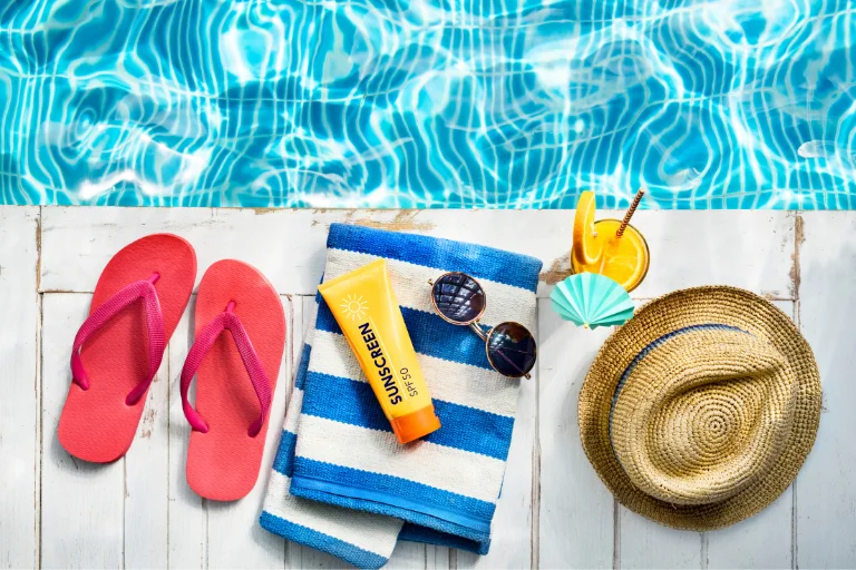 El cloro de las piscinas es uno de los factores por los que hay que rehidratar la piel después del verano.