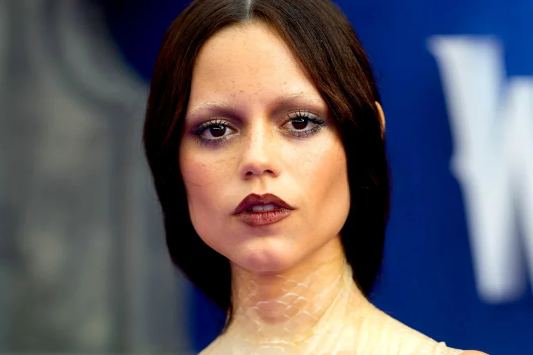 La actriz Jenna Ortega es la protagonista de la serie Miércoles de Netflix y sus looks de belleza son de estilo gótico.