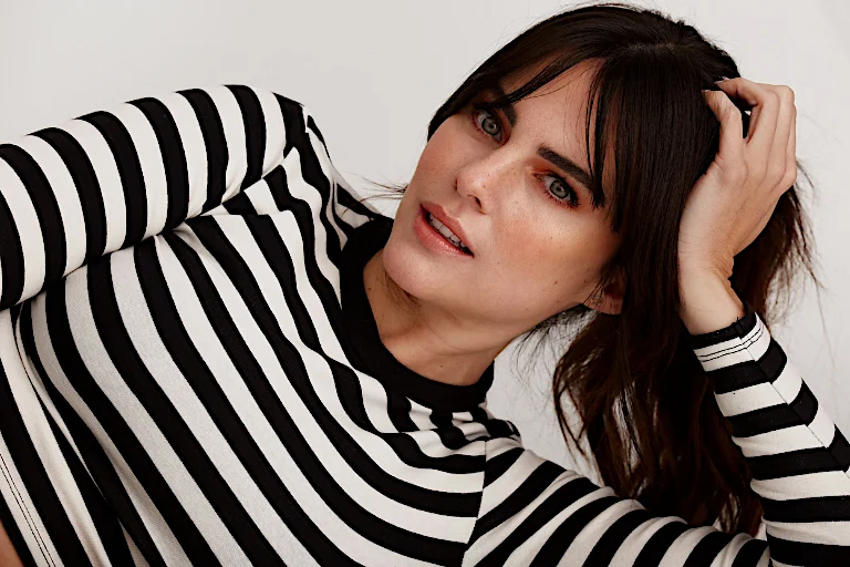 La actriz Cristina Abad, una de las protagonistas de la serie Valle Salvaje, comparte sus trucos de belleza con VIBE.
