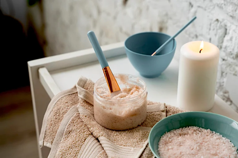 Acudir a un spa de belleza para exfoliar el cuero cabelludo también forma parte de un hair reset durante el otoño.