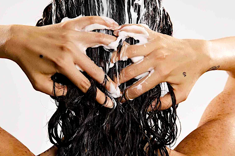 Una rutina de hair reset incluye el uso de una mascarilla capilar una o dos veces por semana.