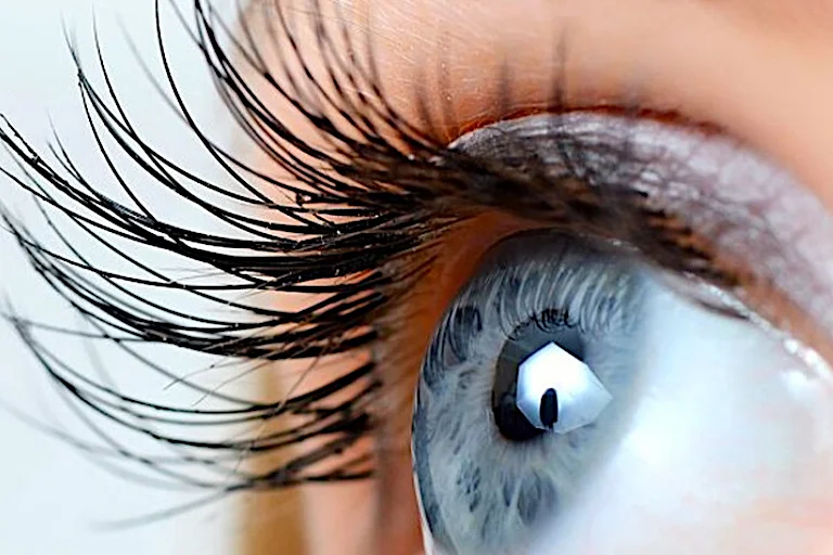 El sérum de pestañas es un producto que ya es muy habitual en una rutina diaria de eyecare.