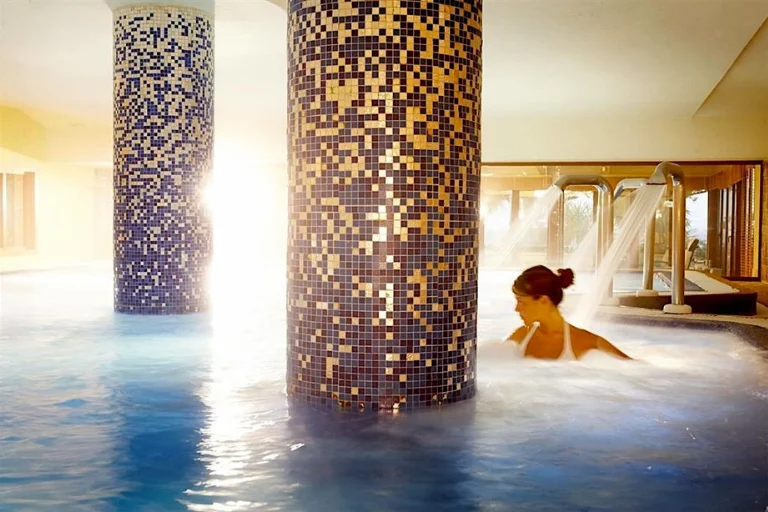 El spa del Hotel Marbella Club tiene una zona enteramente dedicada a la talasoterapia con aguas marinas.
