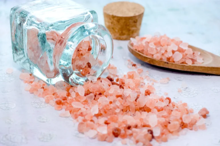 Las sales minerales de origen marino contienen los elementos que la talasoterapia reivindica para cuidar de la piel corporal.