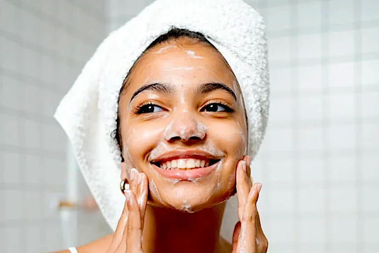 La aplicación de cosméticos en la limpieza facial de la mañana no debe sobrepasar el minuto.