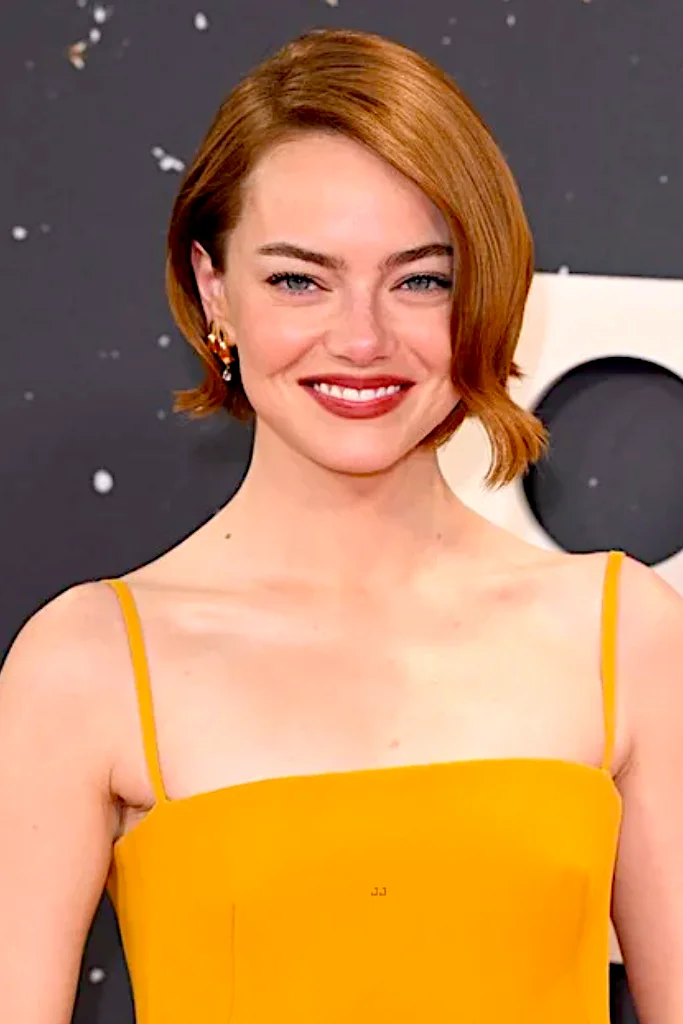 La actriz Emma Stone triunfó con un corte bob en tonalidad pumpkin spice latte en el estreno de su película Bugonia.