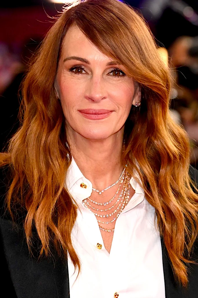 Julia Roberts ha conseguido rejuvenecer su aspecto al apostar por el tono pumpkin spice latte en su melena ondulada.