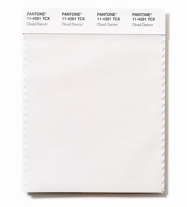 El color Cloud Dancer de Pantone para 2026 es una tonalidad que coincide con un tipo de blanco roto.