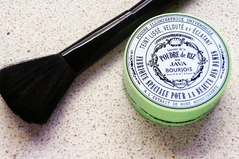 Los polvos de arroz de la firma Bourjois son el antecedente del maquillaje en un tono similar al Cloud Dancer de Pantone para 2026.