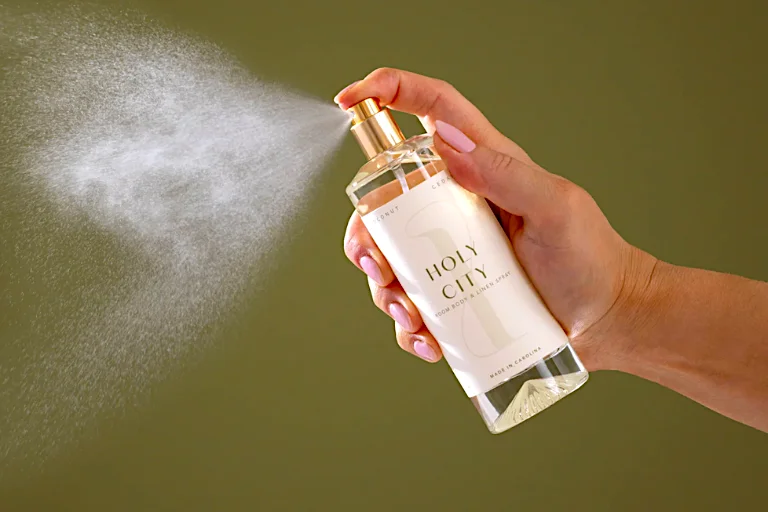 Para usar correctamente los body sprays hay que rociar con suavidad el cuerpo y la ropa.