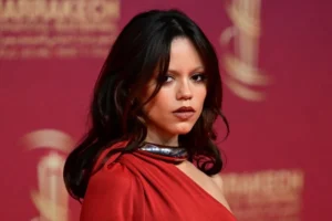 jenna_ortega_kittycut_gtres_vibeofbeauty