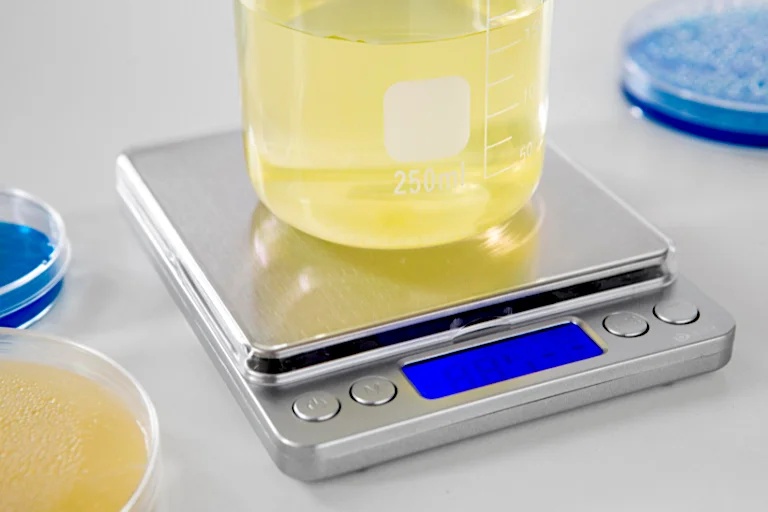 Los pesos moleculares de los ingredientes que se usan en la belleza se calculan en los laboratorios de cosmética.