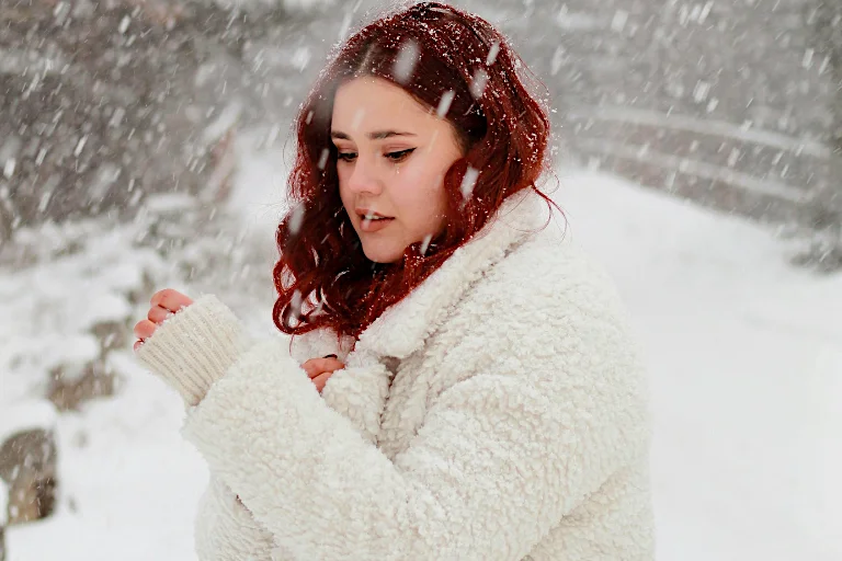 Ante la presencia de los gélidos vientos de la montaña hay que proteger el pelo en la nieve con productos especiales.