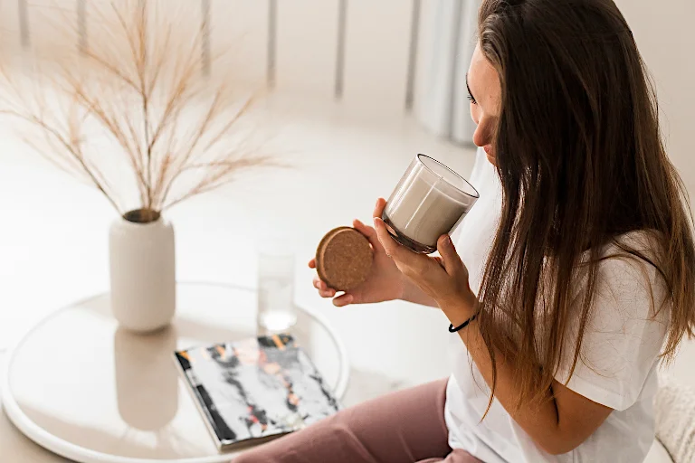 Al perfumar el hogar con velas aromáticas se consigue elevar la sensación de bienestar.