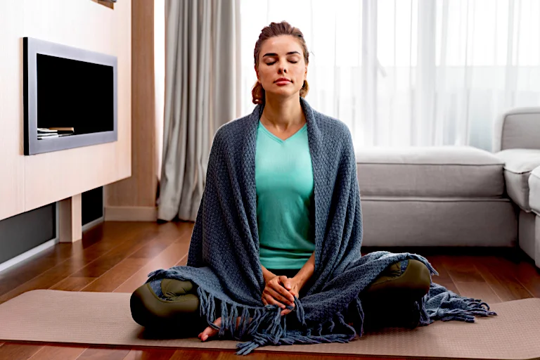 La meditación es una buena opción para descubrir si se es una auténtica short sleeper o no.