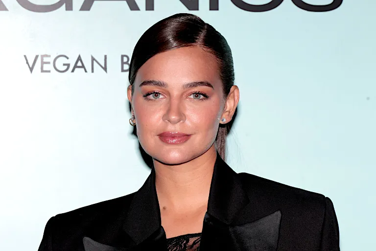 La influencer Laura Escanes siempre ha destacado por sus elegantes beauty looks en los eventos a los que acude.