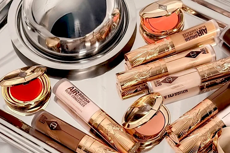 La firma Charlotte Tilbury es una de las favoritas de Macarena Gómez a la hora de maquillarse en el día a día.