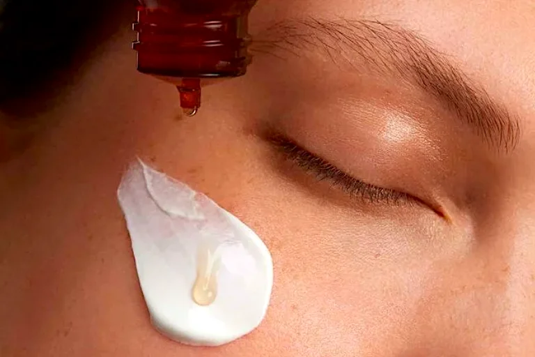 Los mejores autobronceadores faciales del momento se suelen mezclar con la crema hidratante o el sérum.