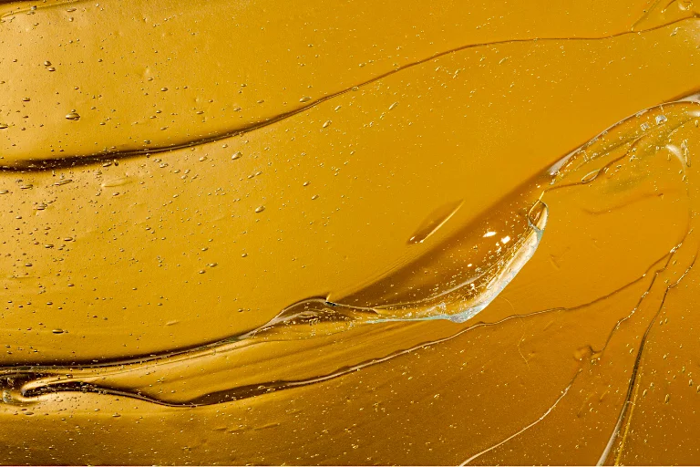 Los champús con efecto volumen suelen tener una textura en gel que resulta más suave para el cuero cabelludo.