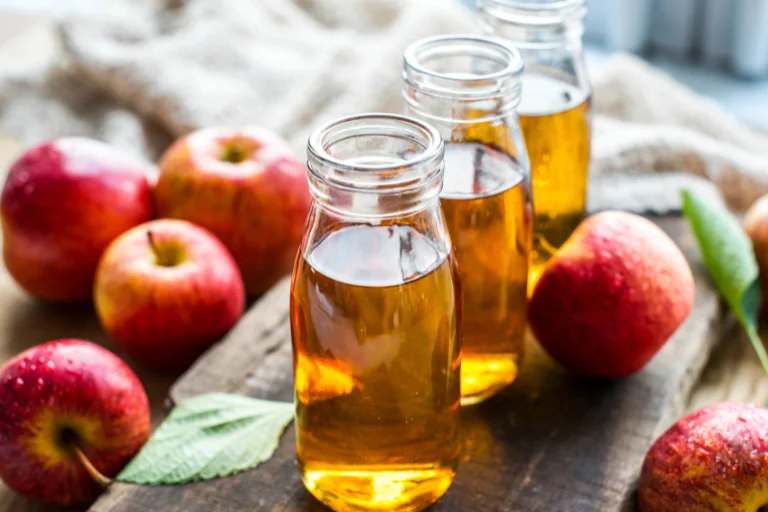 El vinagre de manzana es una bebifa con la que hacer enjuagues y conseguir unos dientes más blancos.