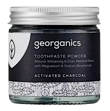 El polvo blanqueador de Georganics contiene carbón activo para que los dientes luzcan más blancos.