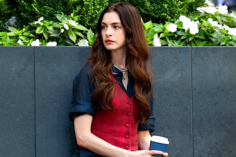 El personaje de Anne Hathaway en El diablo viste de Prada 2 apuesta por los looks con maquillaje y peinado naturales.