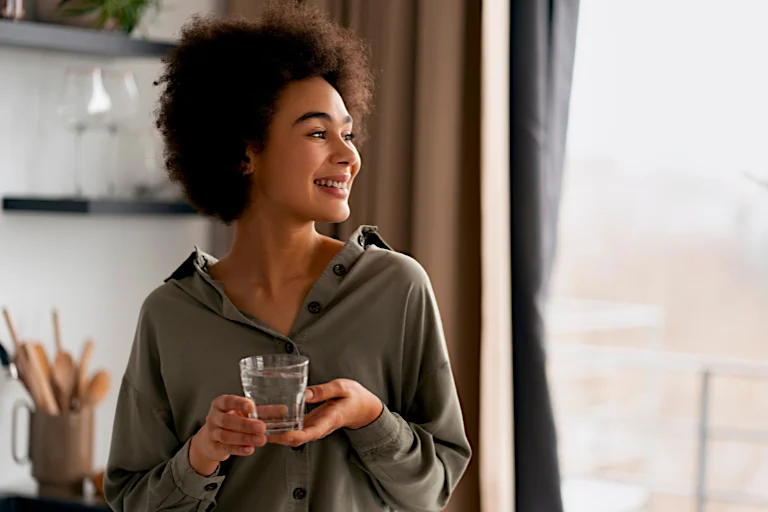 Beber agua justo de despertar es esencial para hidratar el cuerpo y conseguir que se equilibre su nivel de cortisol.