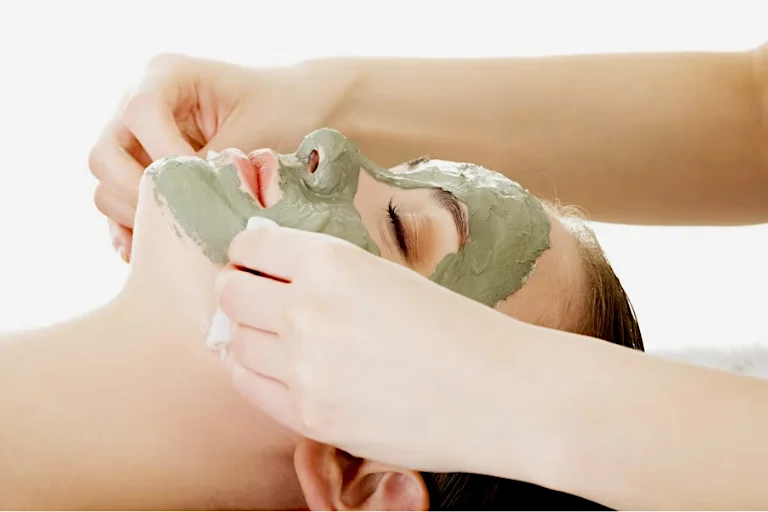 La peloterapia en cosmética se utiliza para tratar trastornos de la piel como el acné, la psoriasis o la dermatitis atópica.