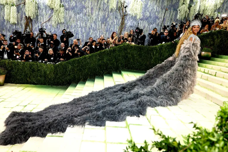 En la Gala MET 2026 triunfó Beyoncé con una capa de plumas imponente.