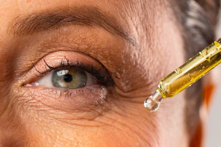 El aceite de oliva tiene un uso cosmético para mejorar las pieles reactivas, irritadas o maduras.