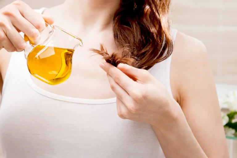 Aplicado sobre las puntas o las raíces del cabello, el aceite de oliva es un activo cosmético que proporciona muchos beneficios.