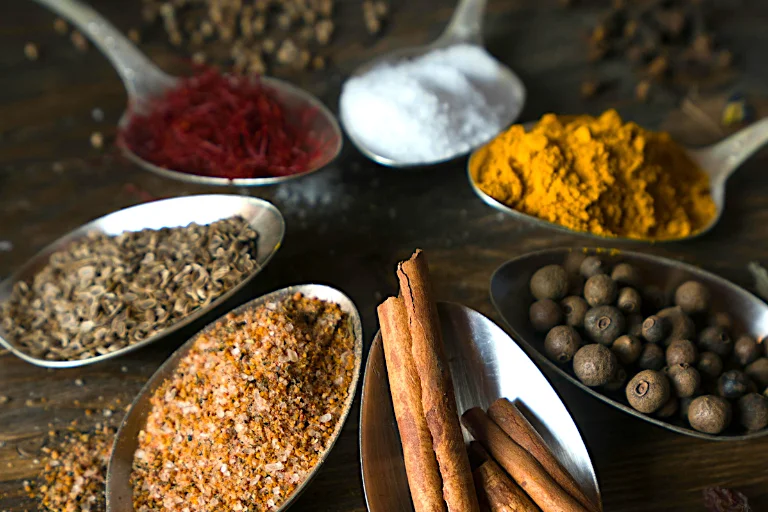 Las fragancias dulces y especiadas utilizan ambos tipos de ingredientes en sus complejas composiciones.