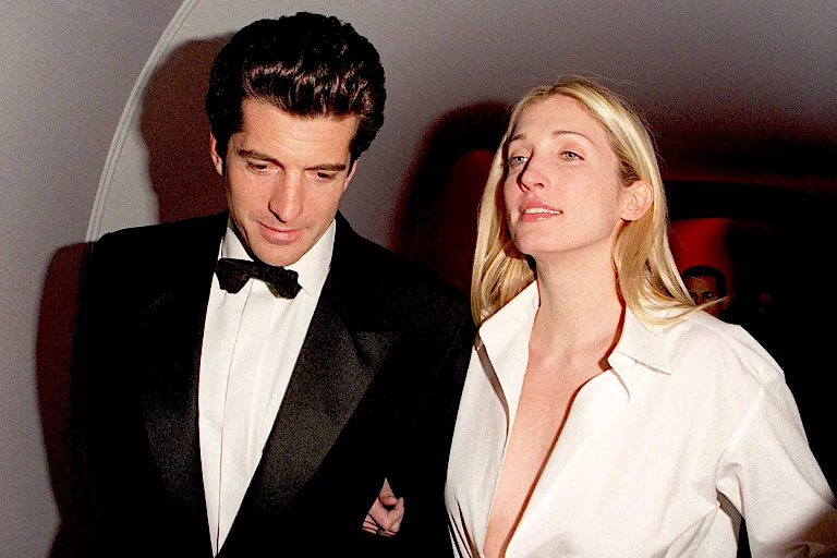 El icono de moda y belleza Carolyn Bessette fue pionera en el uso de los perfumes skin scent.