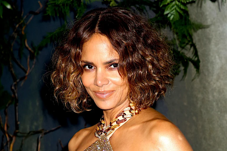 La actriz Halle Berry ha lucido el corte del Japanese bob en su versión más rizada o curly.