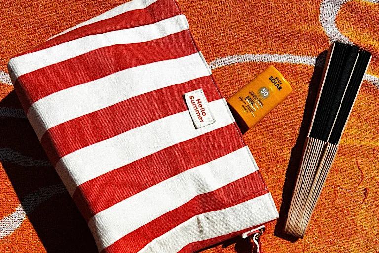 La protección solar en formato stick es muy práctica porque se lleva en el bolso o neceser de verano siempre.