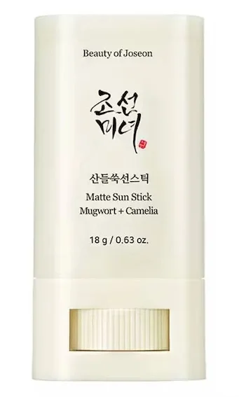 La protección solar en stick de la marca Beauty of Joseon destaca porque es recomendable para pieles grasas.